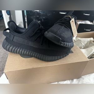 Brand new never worn Yeezy boost 350 onyx with box